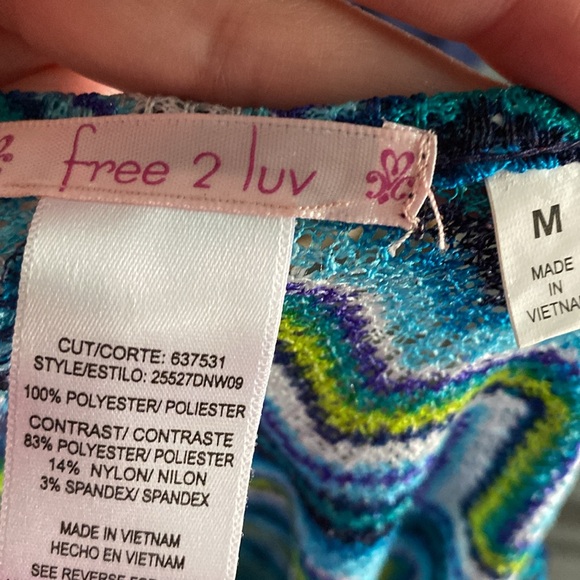 Gorgeous Short Free 2 Luv Top Size Medium - Picture 2 of 2